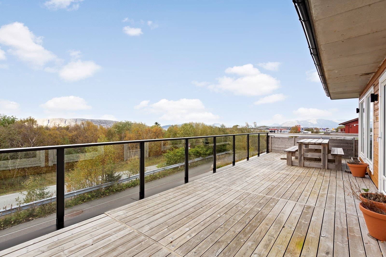 Leiligheten har en privat terrasse på ca. 35 m2 med utgang fra stue. Galleribilde