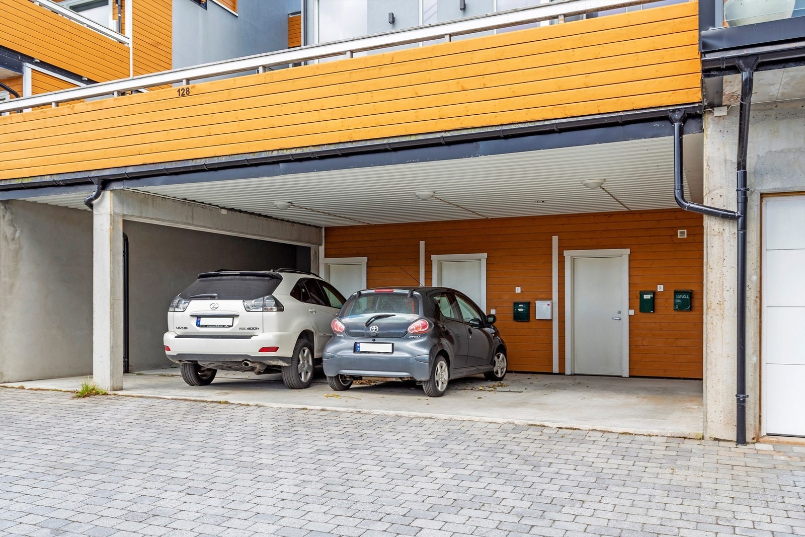 Andelen har en parkeringplass i carport. Det disponeres også en bod i forkant av carporten. Galleribilde