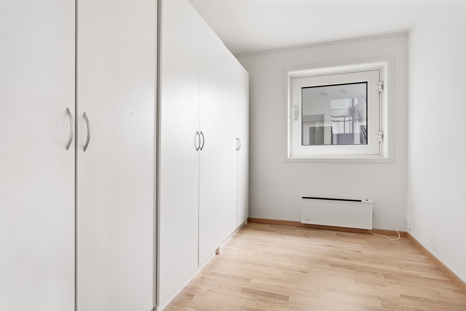 Soverom 2 - Det er løse skap som fint kan flyttes for å skape bedre plass. Galleribilde