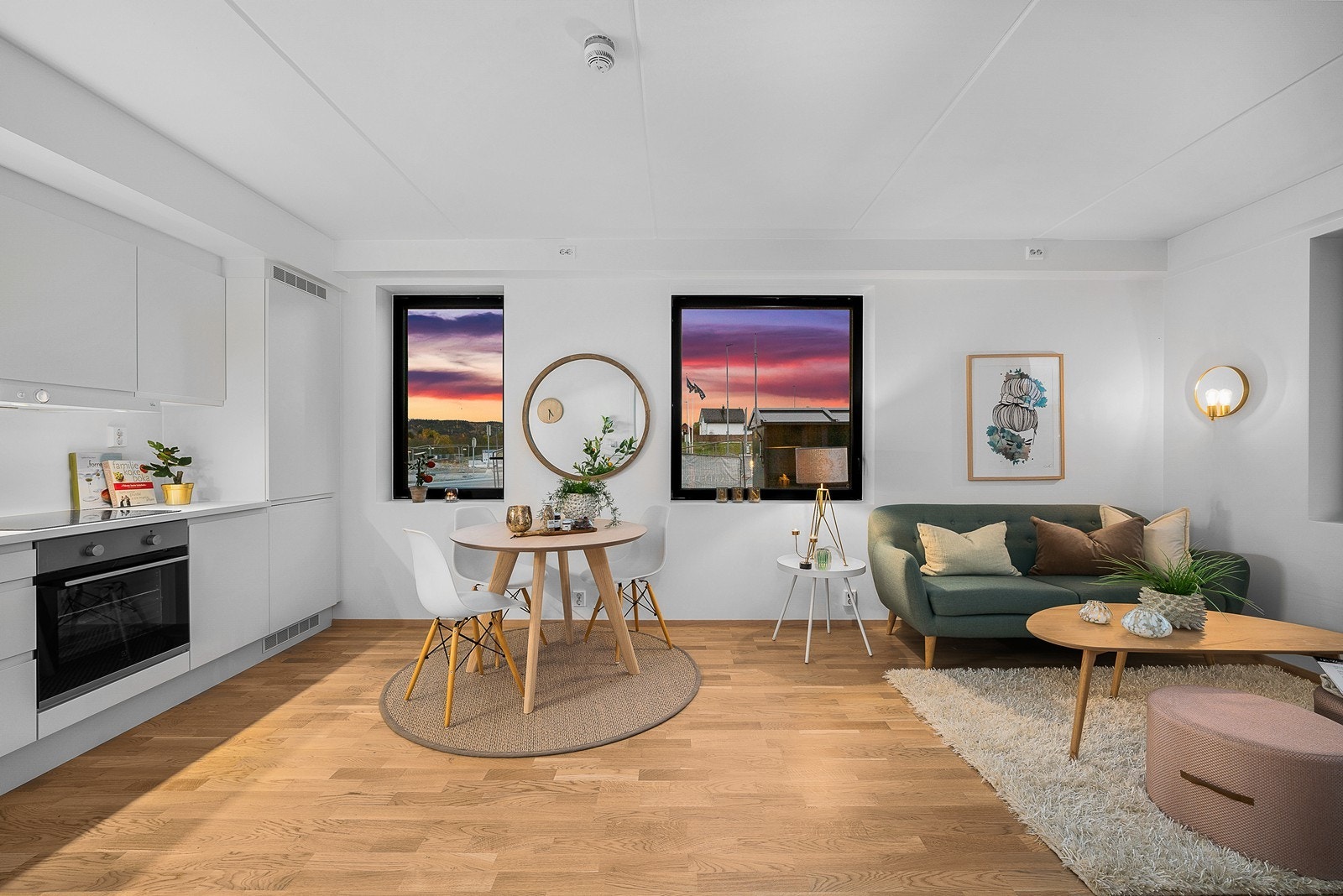 Det er åpen kjøkken og stue løsning, som gir lyst, åpent og sosialt oppholdsrom. Galleribilde
