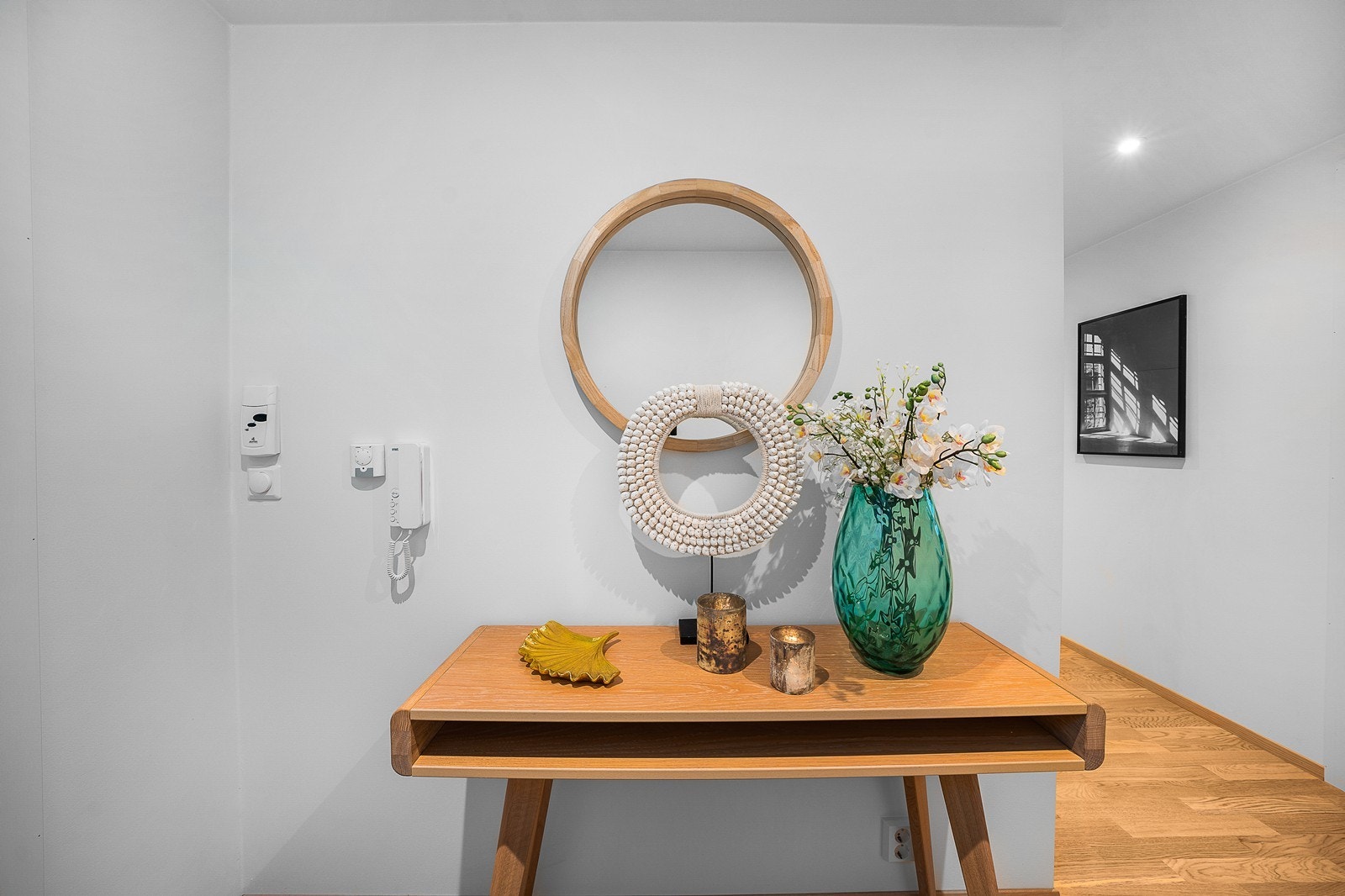 Det er montert downlights belysning i himling. Galleribilde