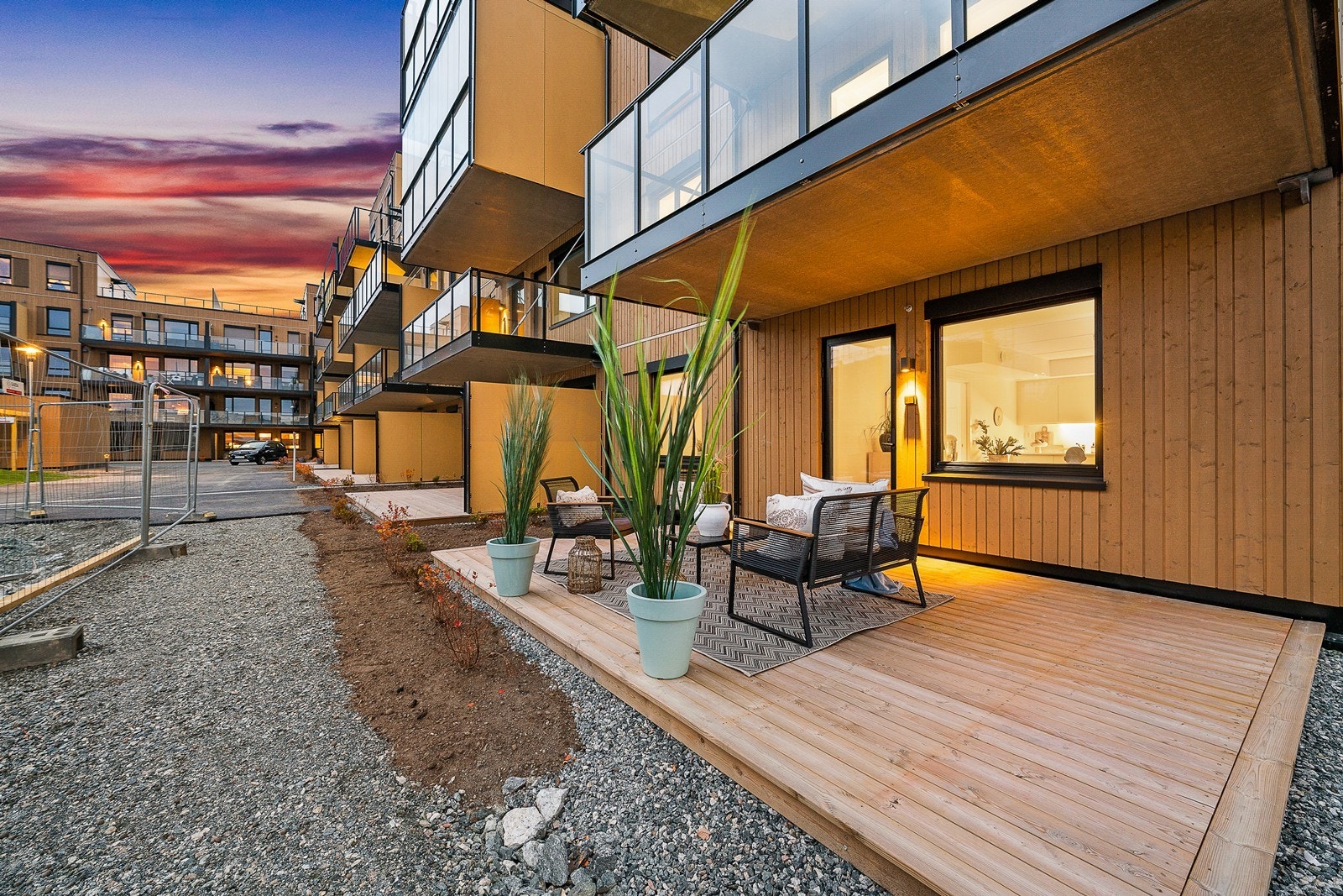 Fra stuen er det utgang til en hyggelig markterrasse. Galleribilde