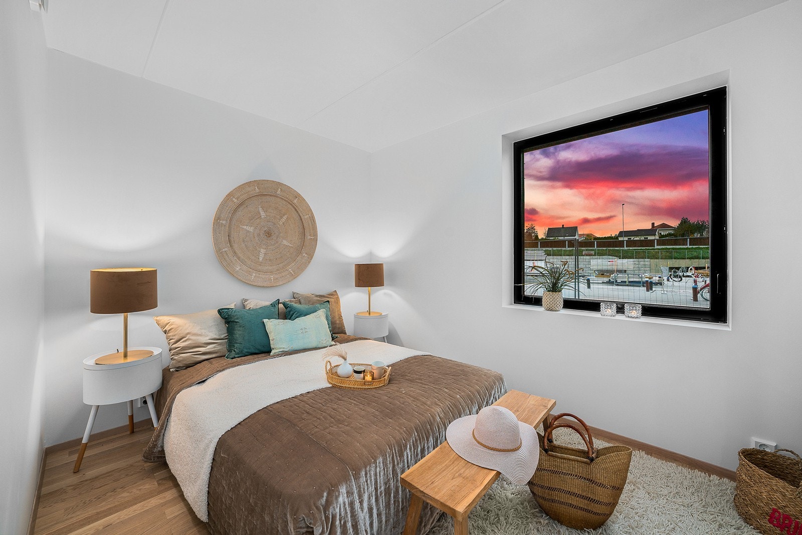 Hovedsoverom med god plass til dobbeltseng og nattbord. Galleribilde