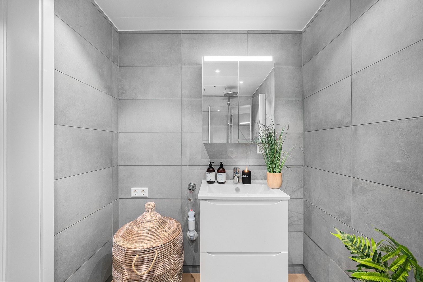 Det er opplegg for vaskemaskin på badet. Galleribilde