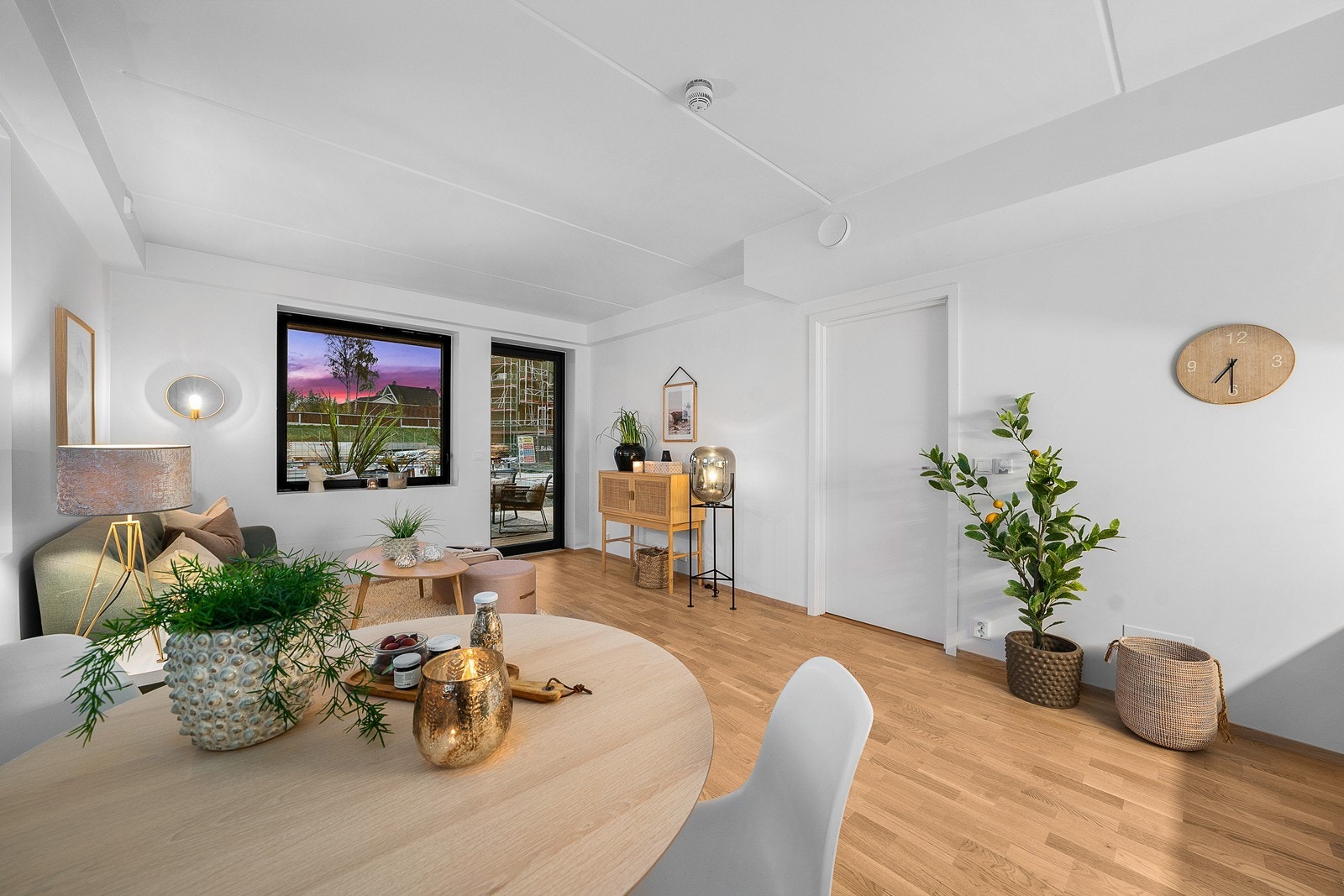 Stuen har god naturlig belysning fra vinduer og terrassedør. Galleribilde