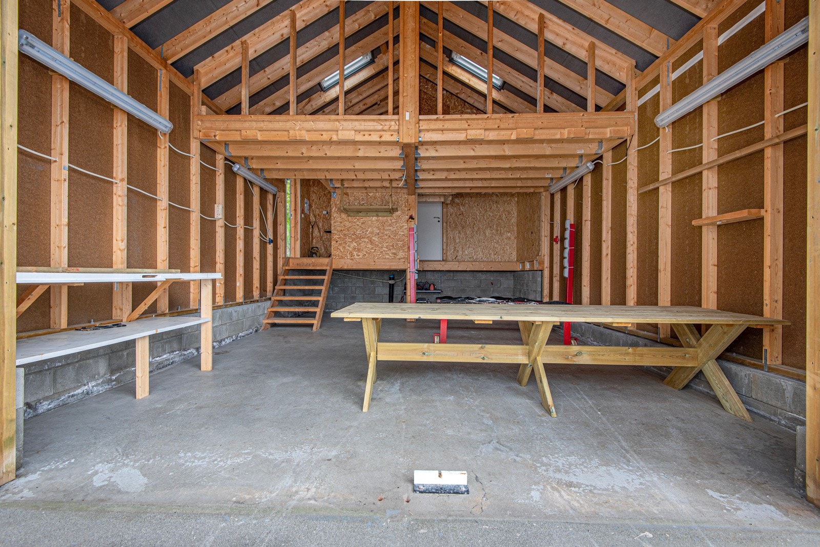 Det er noen veggflater med trefiberplater. På hems og gulv ved inngangsdør er det sponplategulv. Galleribilde