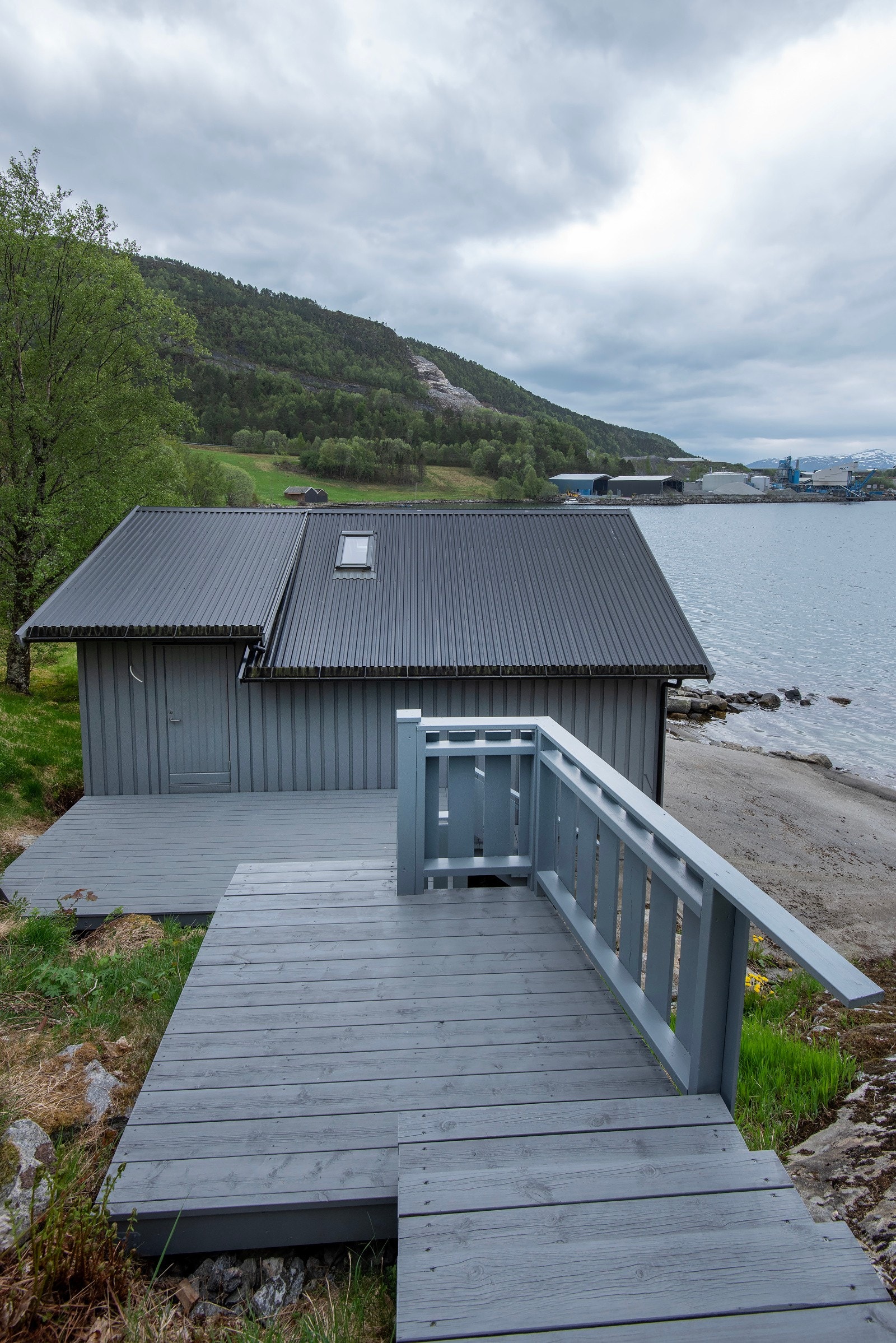 Det er trappetilkomst ned til naustet. Galleribilde