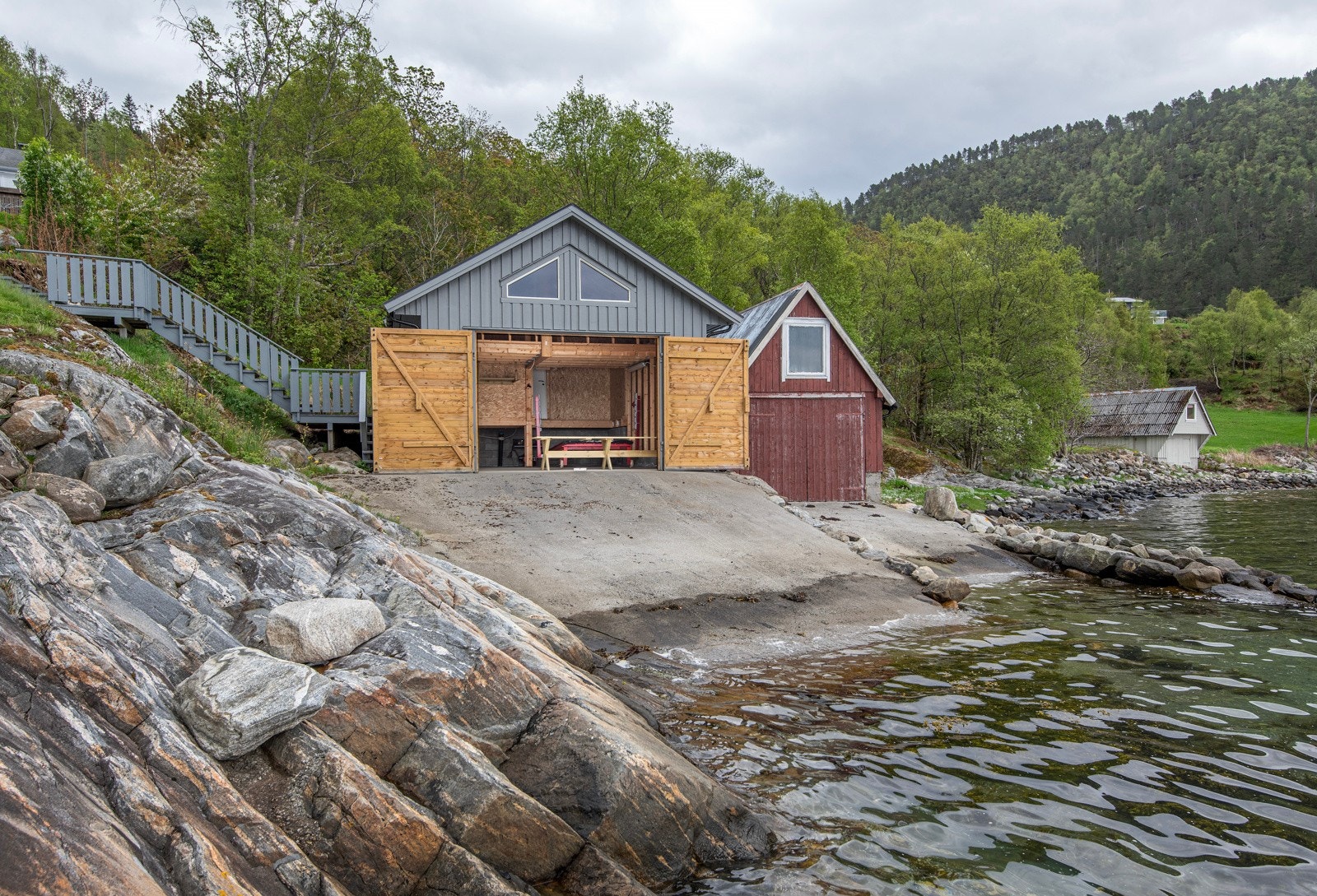 Naustet ligger vakkert til i sjøkanten - Galleribilde