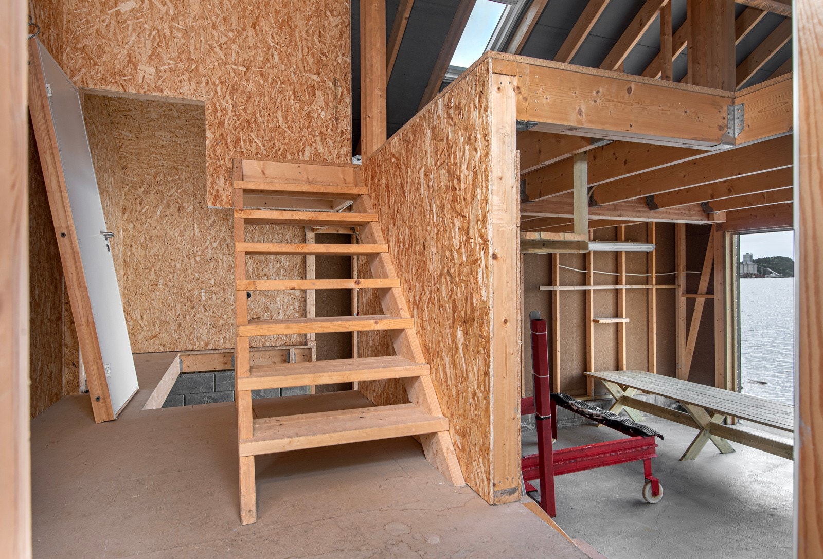 Entré. Naustet er delvis innredet. Galleribilde