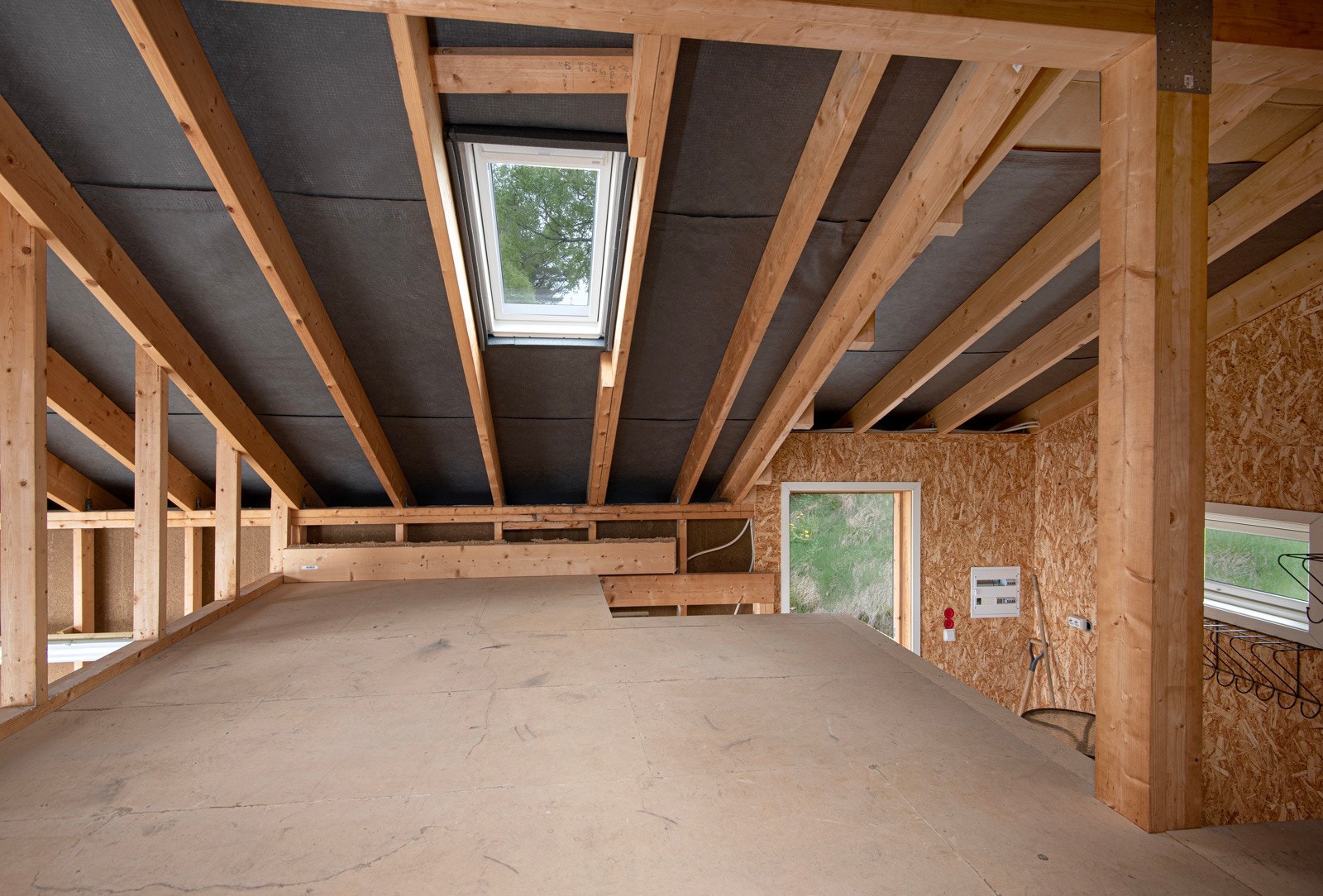 I taket er det to velux overlysvinduer med trekarmer og 2-lags isolerglass. Galleribilde