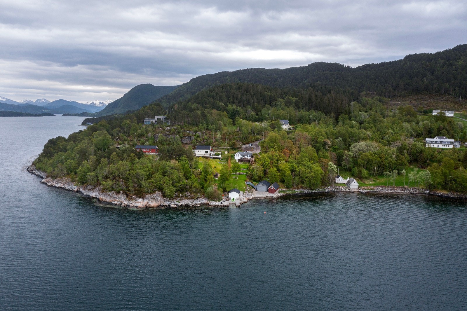 - og herfra er det fin utsikt over Ellingsøyfjorden og du ser bl.a. Lyngholmen. Galleribilde
