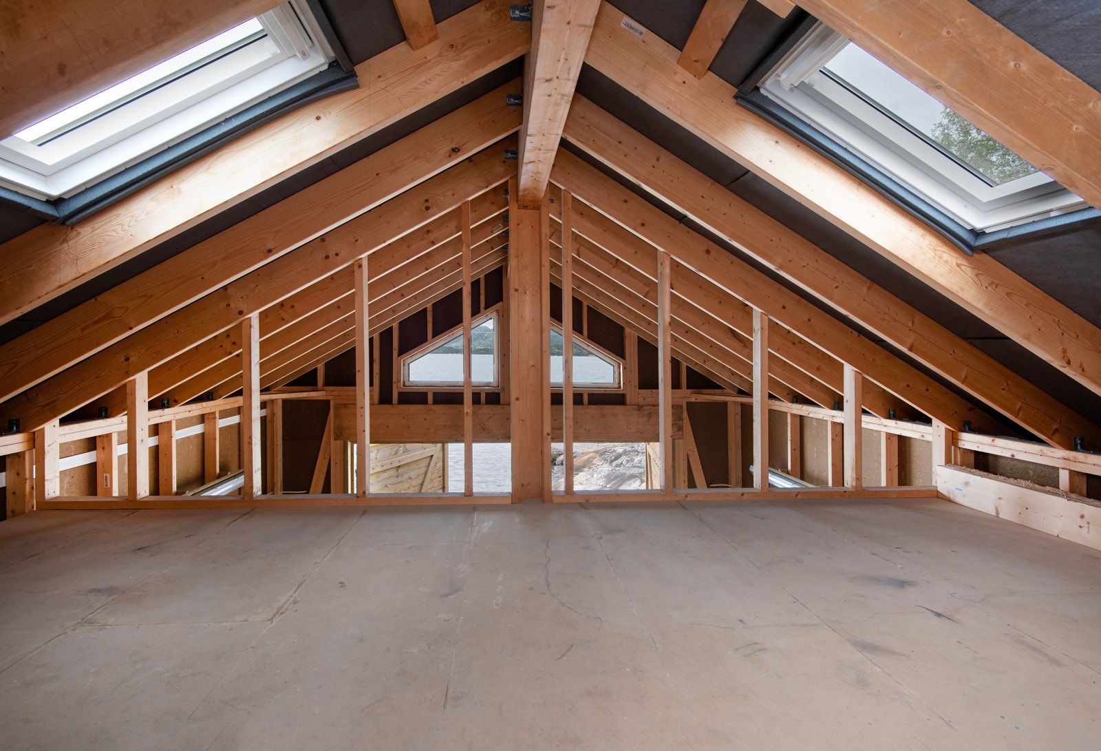 Hems har ikke målbart areal, men det er ca. 14 kvm med sponplategulv. Galleribilde