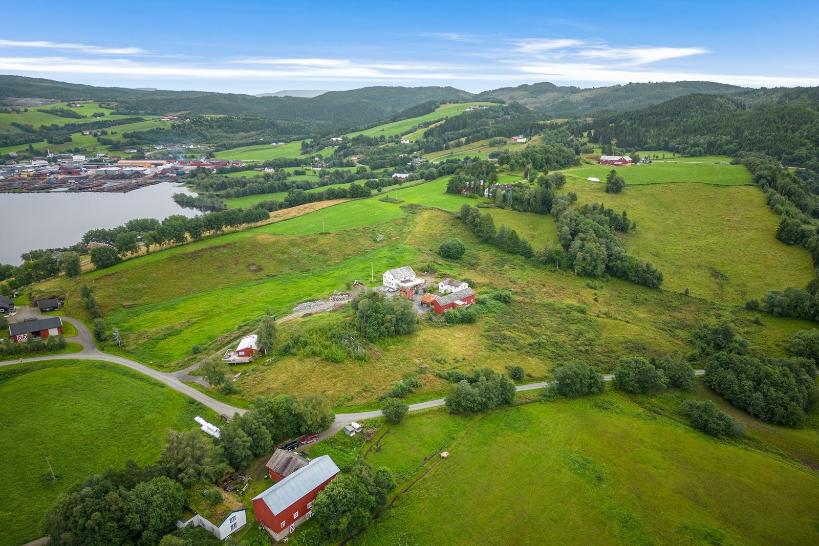 I tillegg til eneboligen er det uthus, stabbur og stor låve. Galleribilde
