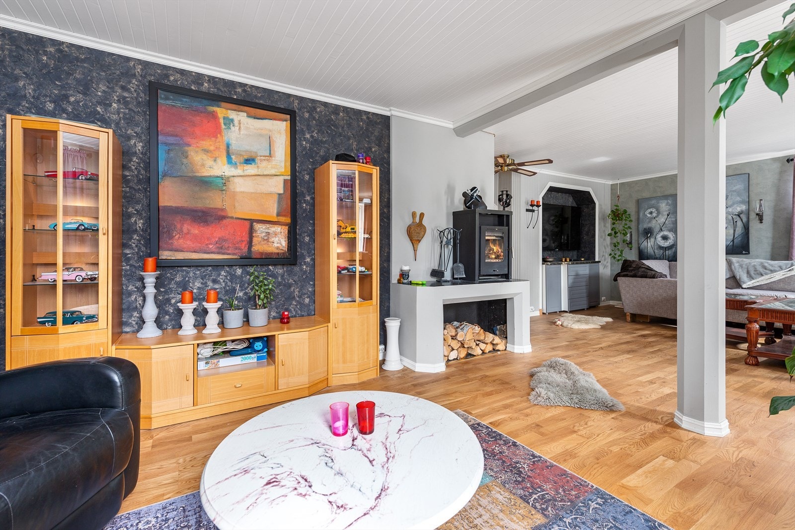 Stua har vedovn på en plassbygd benk, med vednisje under. Galleribilde