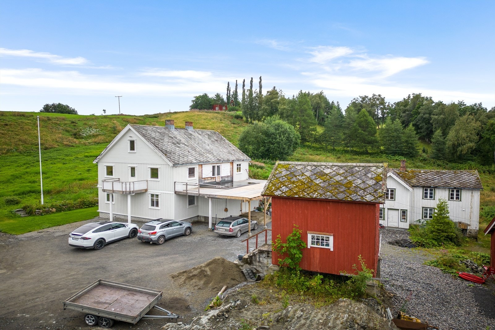 Det er gode parkeringsforhold på gårdstunet. Galleribilde
