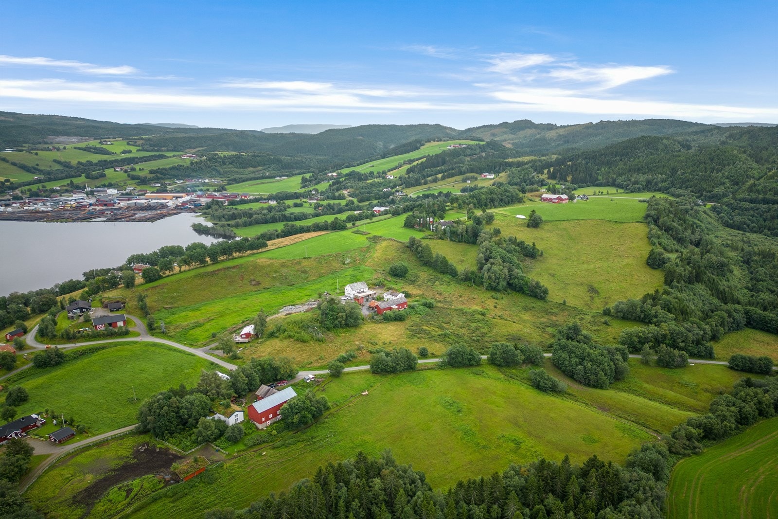 Eiendommen er 507 daa og består av gårdstun med låve, enebolig, uthus og stabbur, og omkringliggende grønne marker. Galleribilde