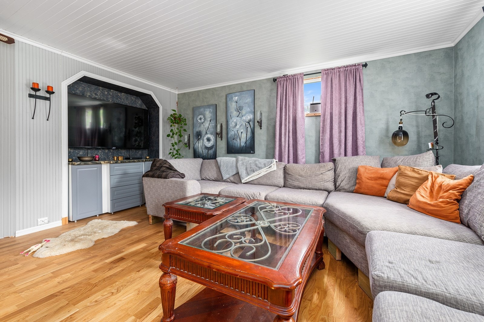 Stua er ca. 37 kvm og har god plass til to sofagrupper. Galleribilde