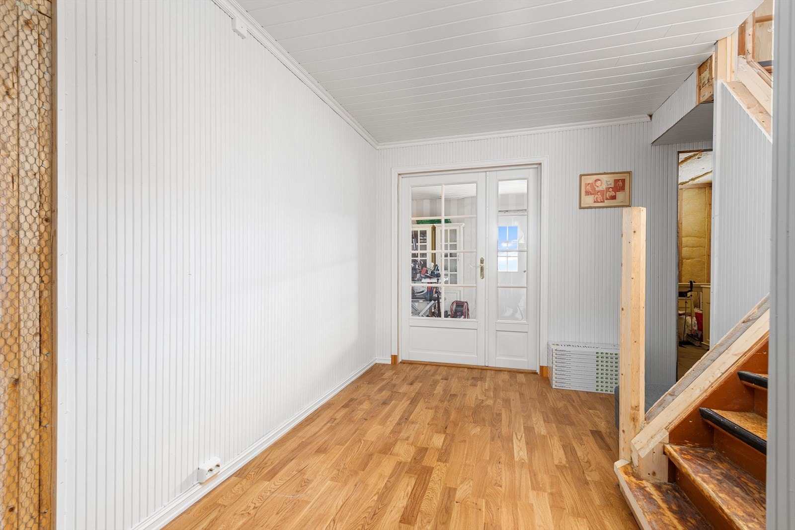 Trappegangen i første etasje er ca. 15 kvm og har dør til toalettrom og dør til en bod som er tiltenkt å være nytt bad. Galleribilde