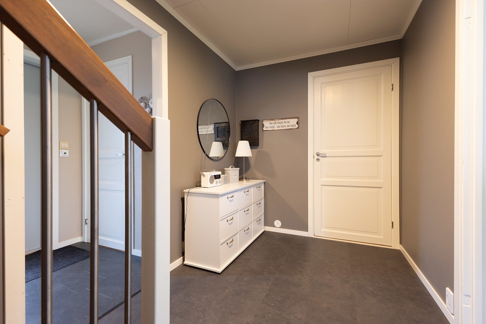 Hall med adkomst til vaskerom og loftsetasje. Galleribilde