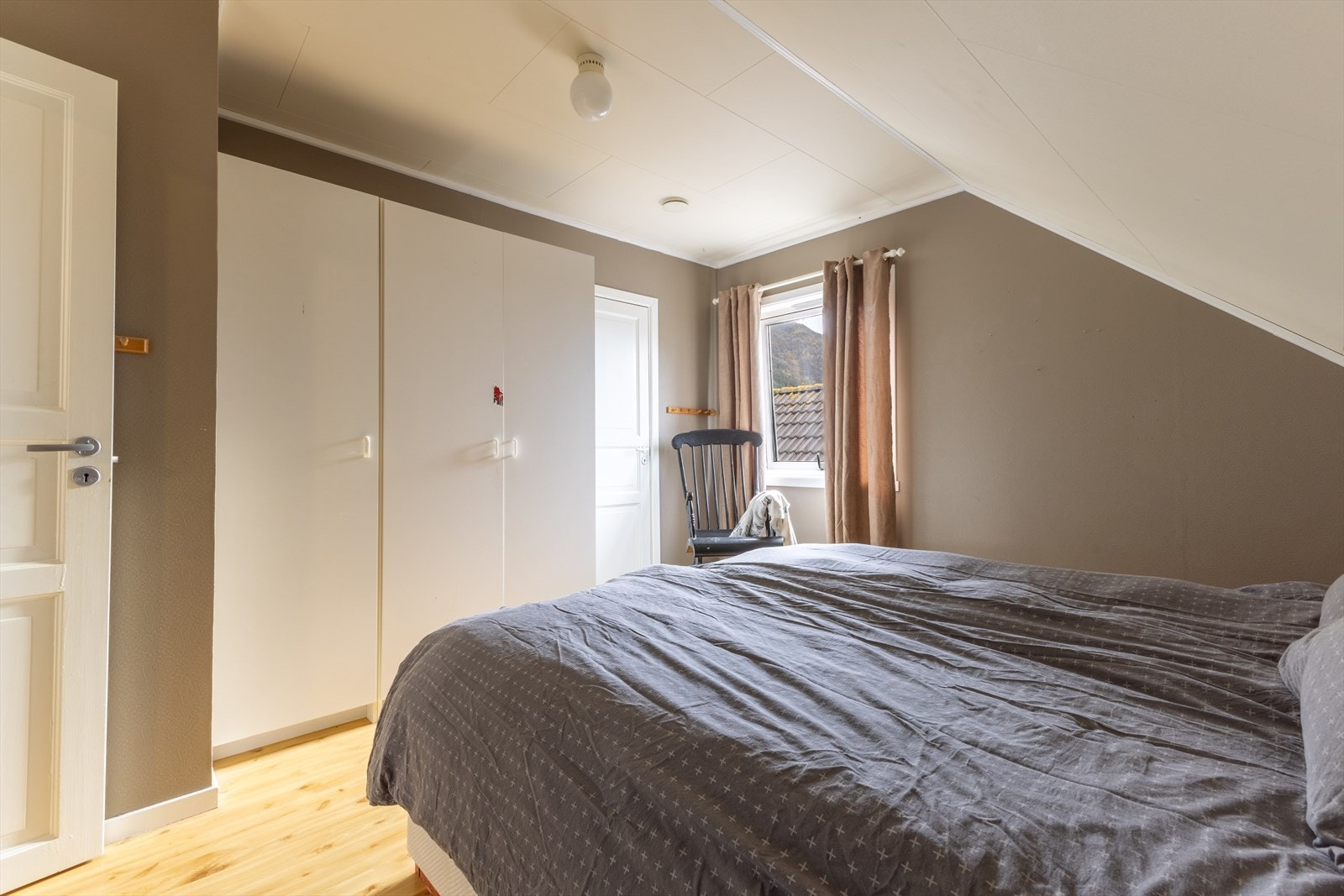 Det største soverommet har god plass til dobbeltseng, nattbord og garderobe. I bakkant av rommet er det en tilliggende bod med plass til ytterligere oppbevaring. Galleribilde