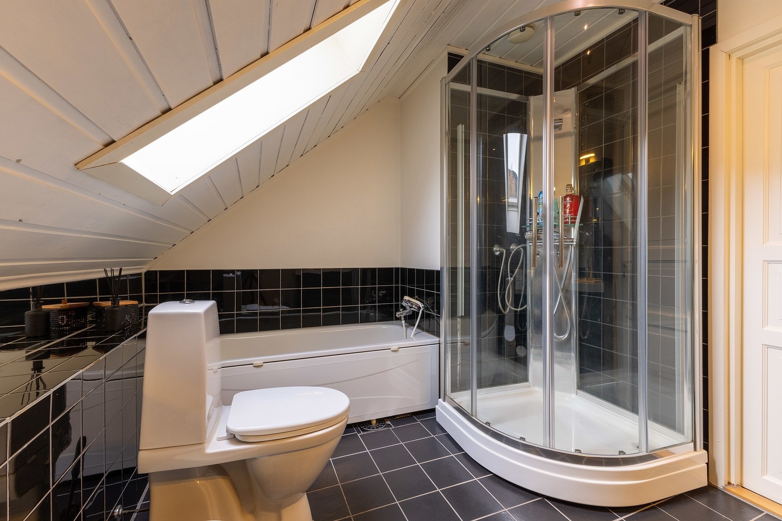 Her kan du glede deg over varmekabler i gulv for en lun start og slutt på dagen. Galleribilde