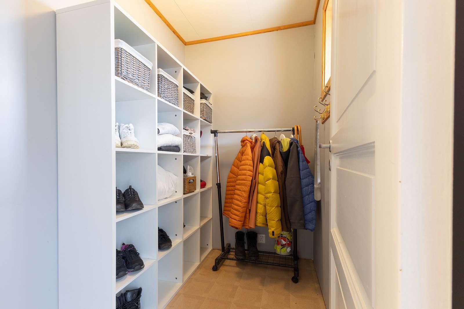 Praktisk planløst bod ved siden av vindfang. Her er det plass til oppbevaring av yttertøy og sko. Galleribilde