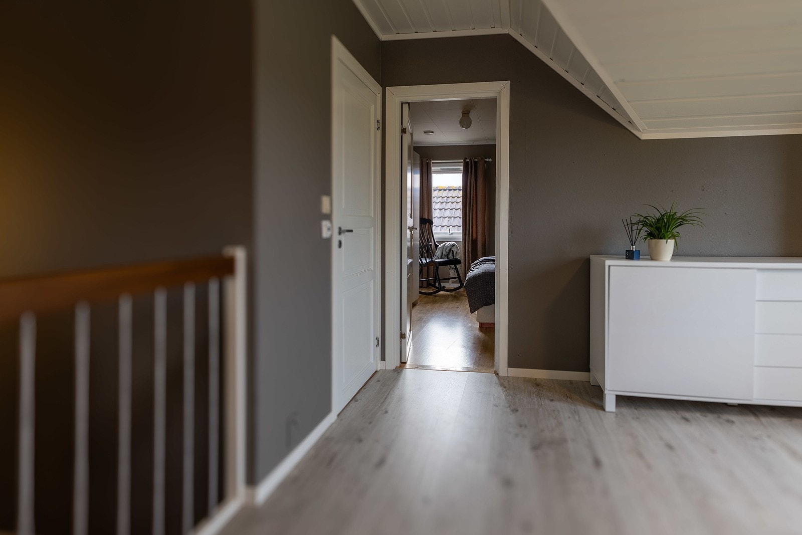 Loftsetasjen består av 3 soverom, bad, bod
og loftstue. Galleribilde