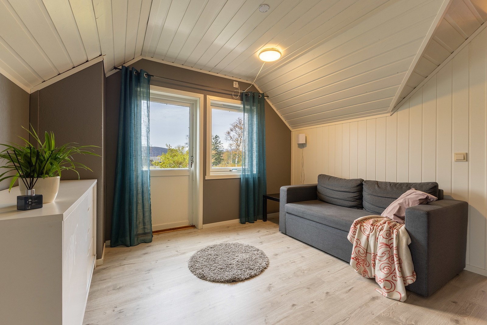 Loftstue. Her kan barna samle venner til filmkveld, eller kanskje rommet kan benyttes som hjemmekontor? Mulighetene er mange. Galleribilde