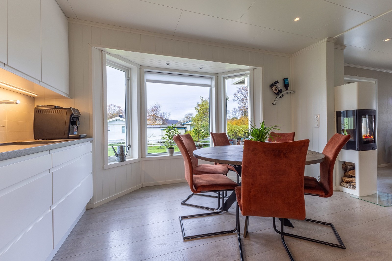 Rommet er sosialt utformet med plass til spisegruppe, slik at man kan lage mat og underholde gjester samtidig. Galleribilde