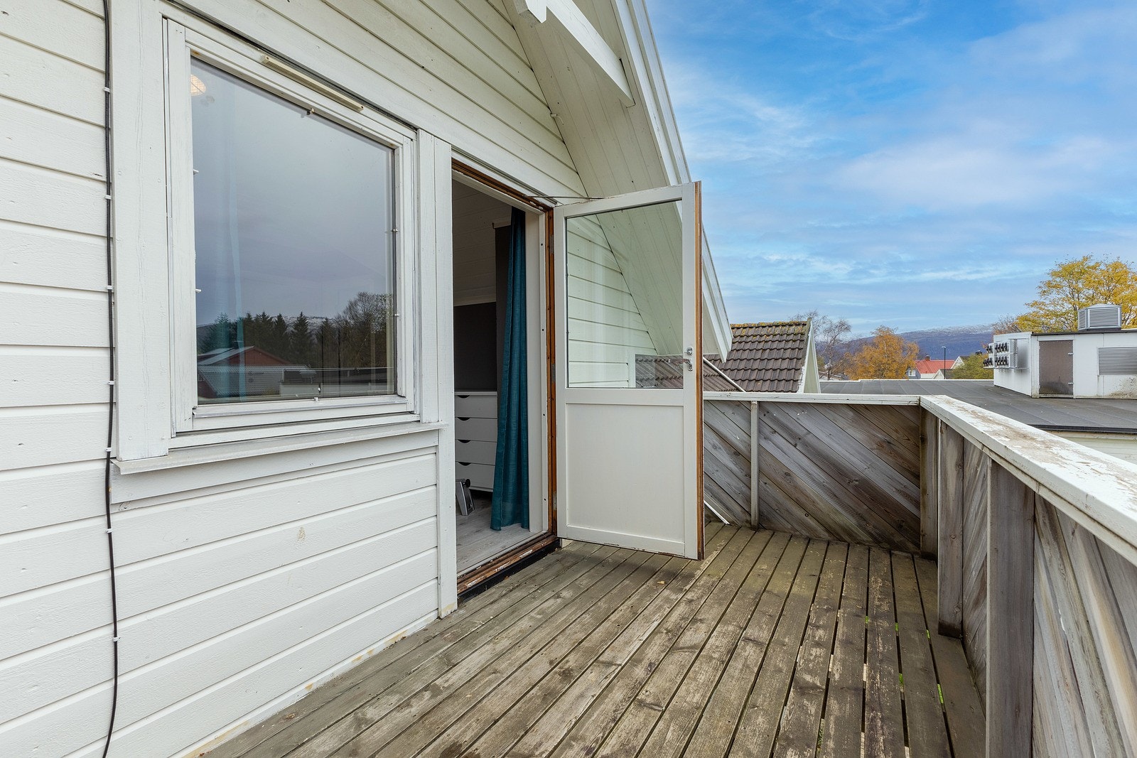 Fra loftstue er det utgang til en koselig takoverbygd altan. Galleribilde