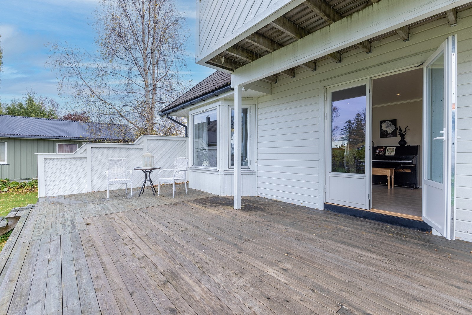 Fra stuen er det utgang til solrik terrasse, og på sommerstid kan den lange solgangen nytes inn i de sene kveldstimer. Galleribilde