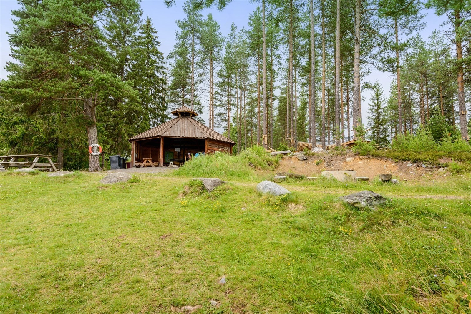 Gapahuken på lekeplassen brukes flittig Galleribilde