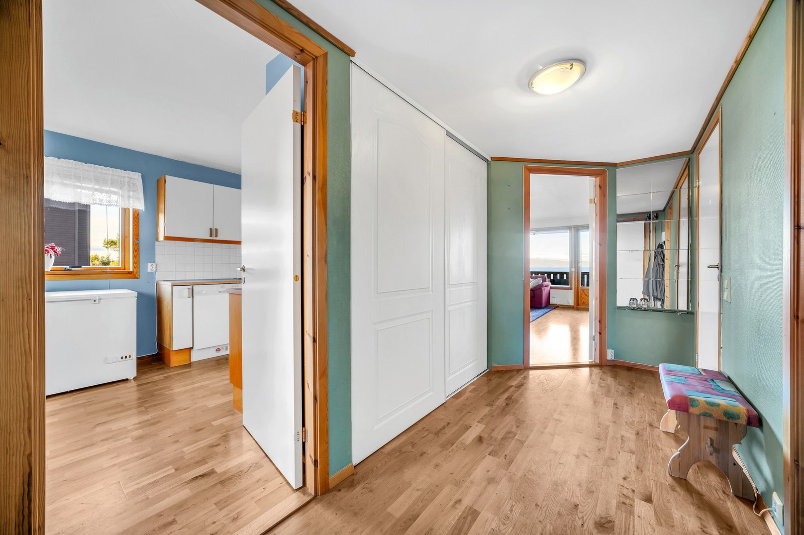 Entreen er på 7,7 kvm, og er utstyrt med praktisk skyvedørsgarderobe. Galleribilde