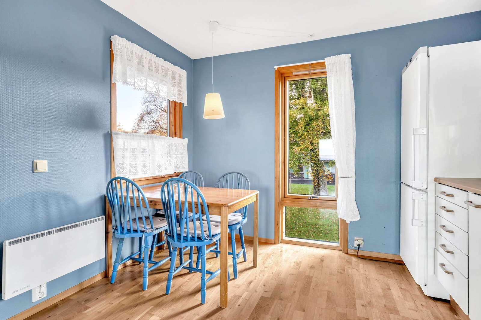 Spisebord ved kjøkken. Galleribilde