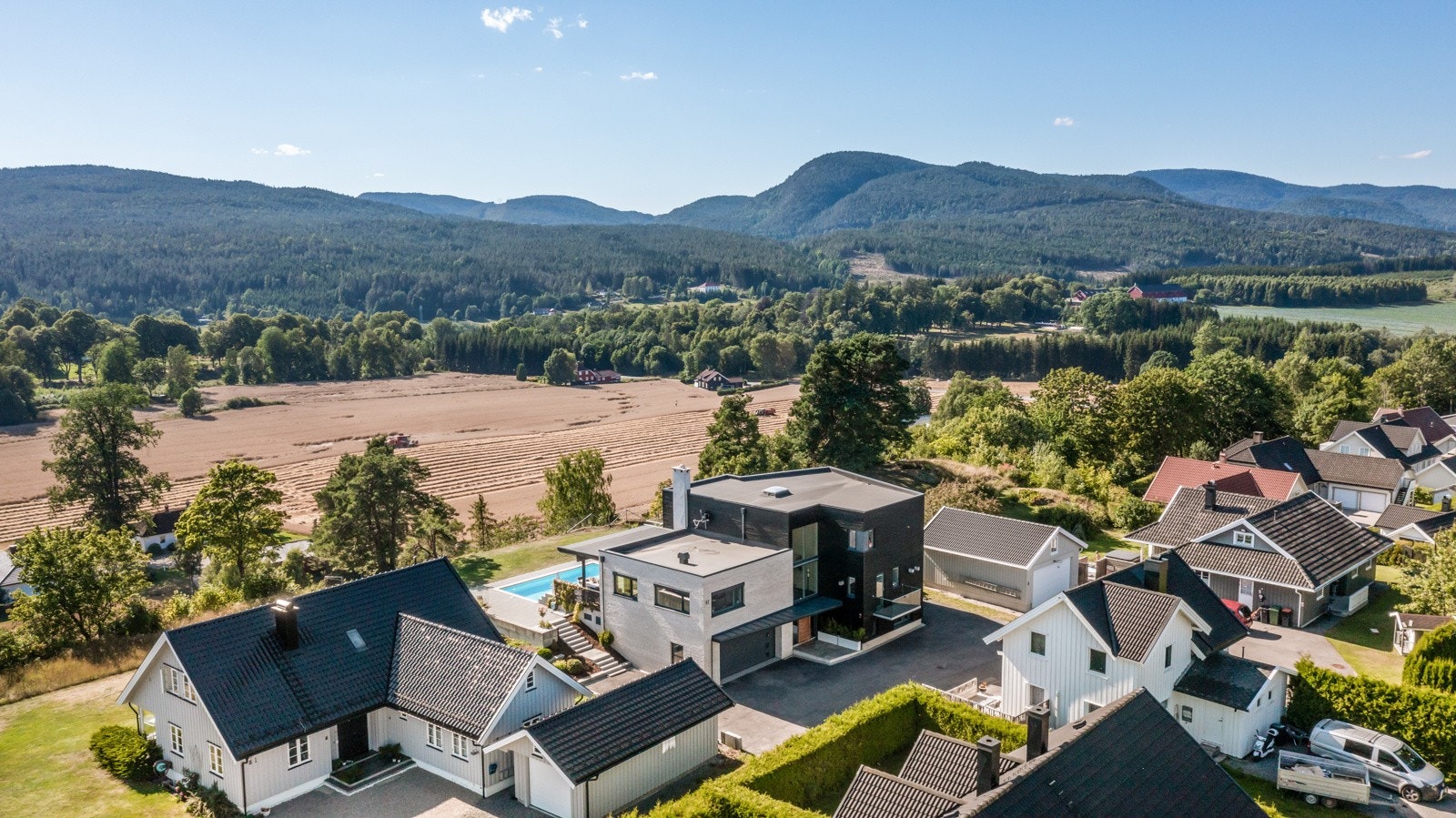 Boligen ligger på "pynten" med fantastisk utsikt og byens beste solforhold. Galleribilde