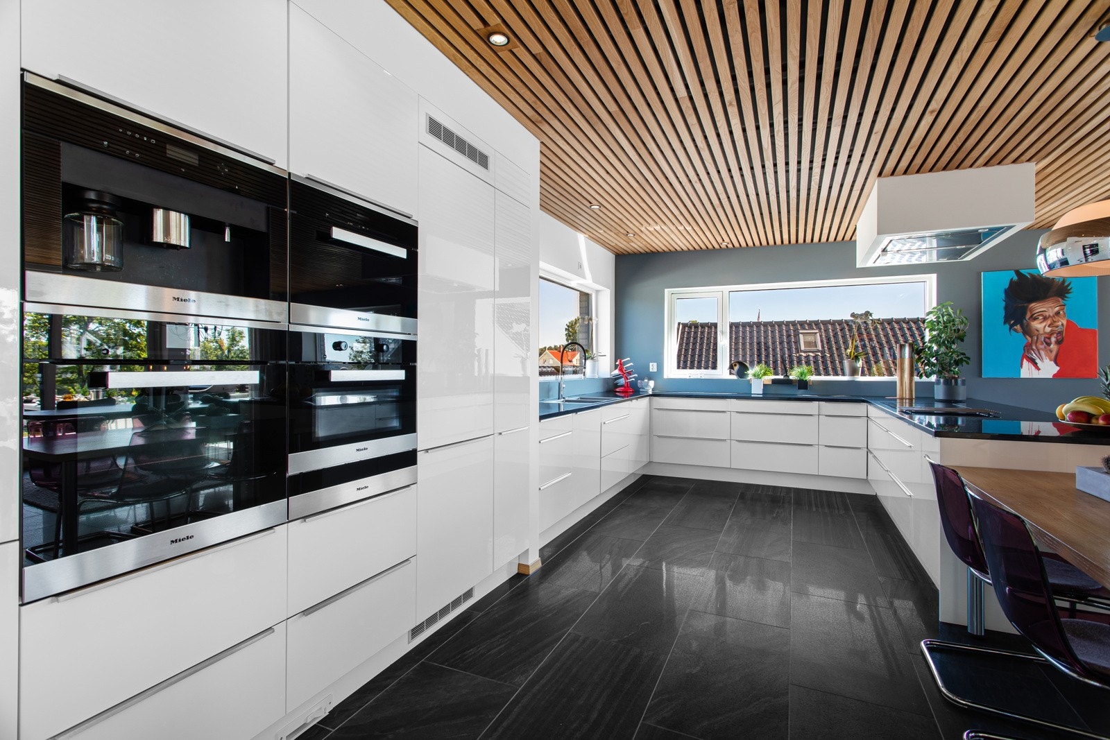 Integrerte hvitevarer fra Miele og Siemens som komfyr, mikroovn, dampkoker, varmeskuff, platetopp, kaffemaskin, kjøleskap, fryser og temptech vinskap. Galleribilde
