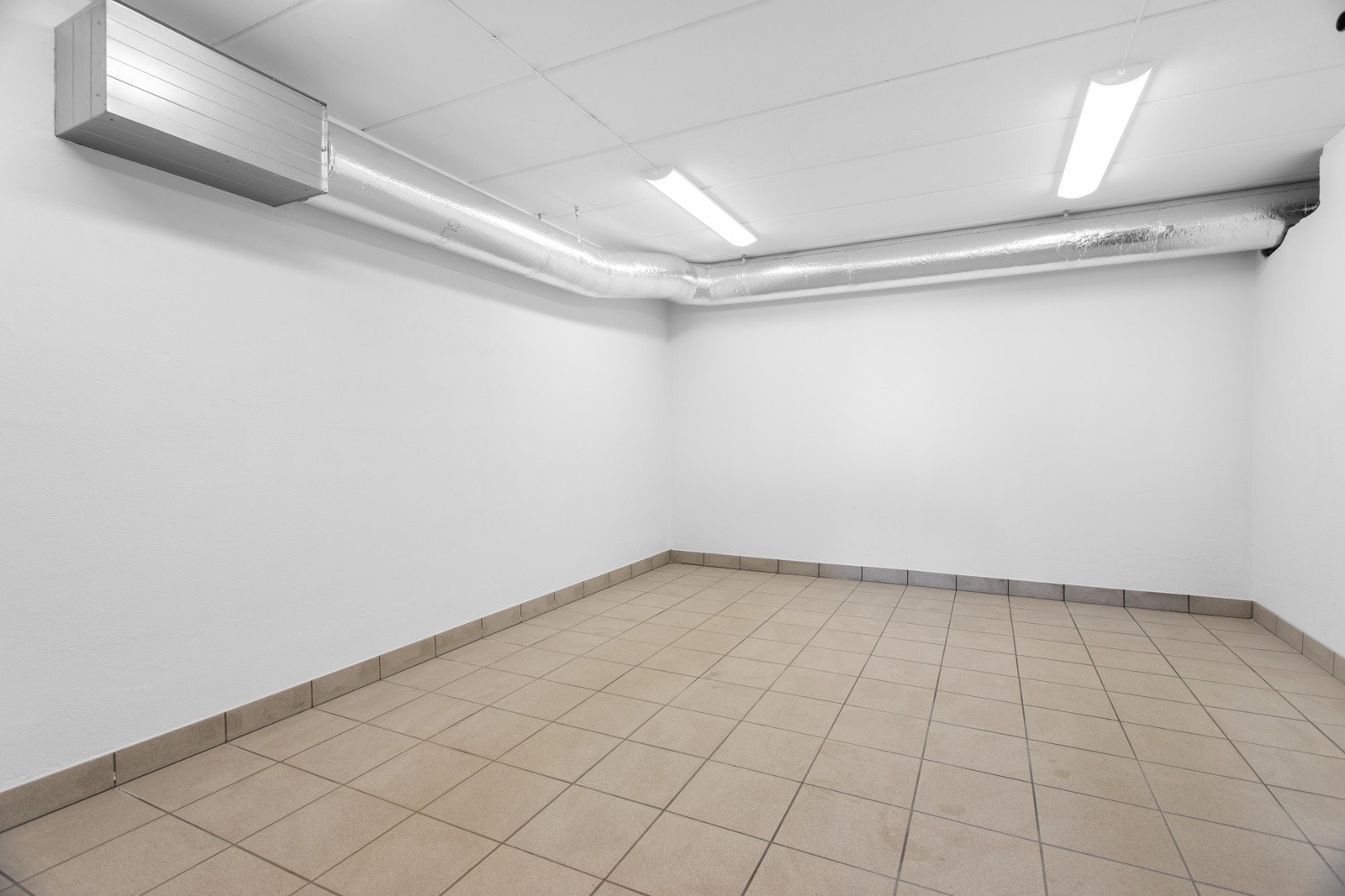 Meget romslig bod ved garasje Galleribilde