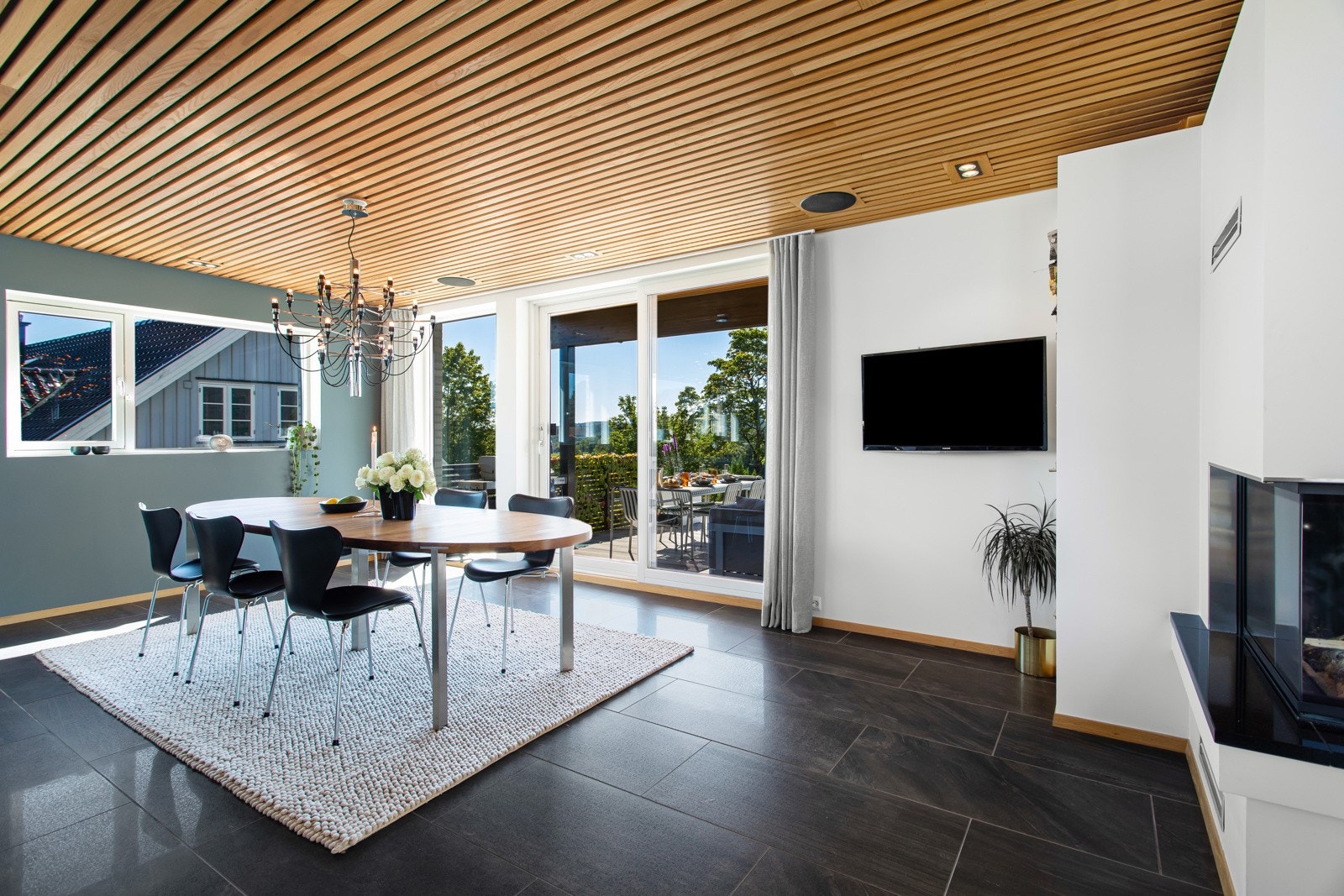 Kjøkkenet har plass for stort spisebord og det er peis i overgangssonen mot stue. Galleribilde