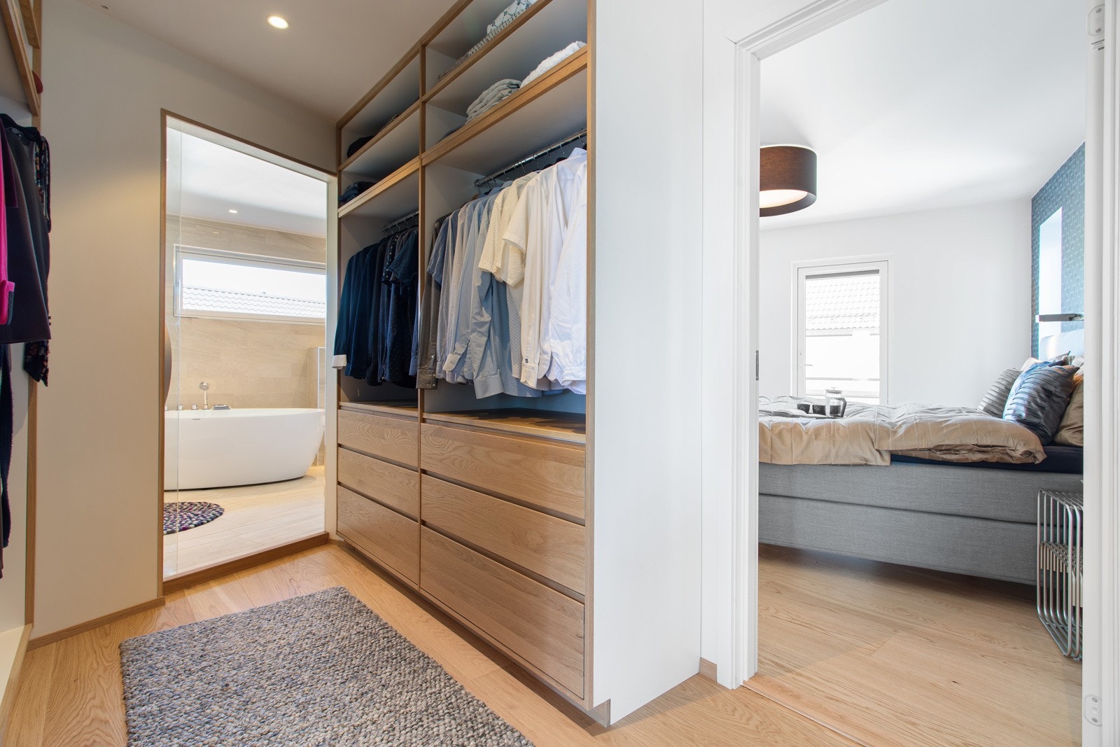 Master soverom med walk-in-closet og bad - Her får man hotellfølelsen hjemme! Galleribilde
