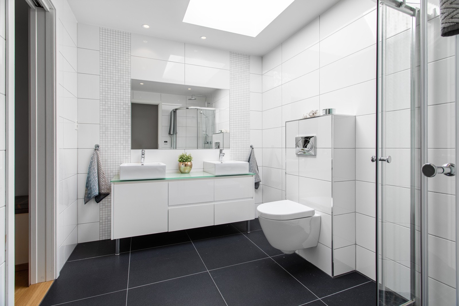 Badet ligger i forbindelse med soverommene og har eget walk-in-closet Galleribilde