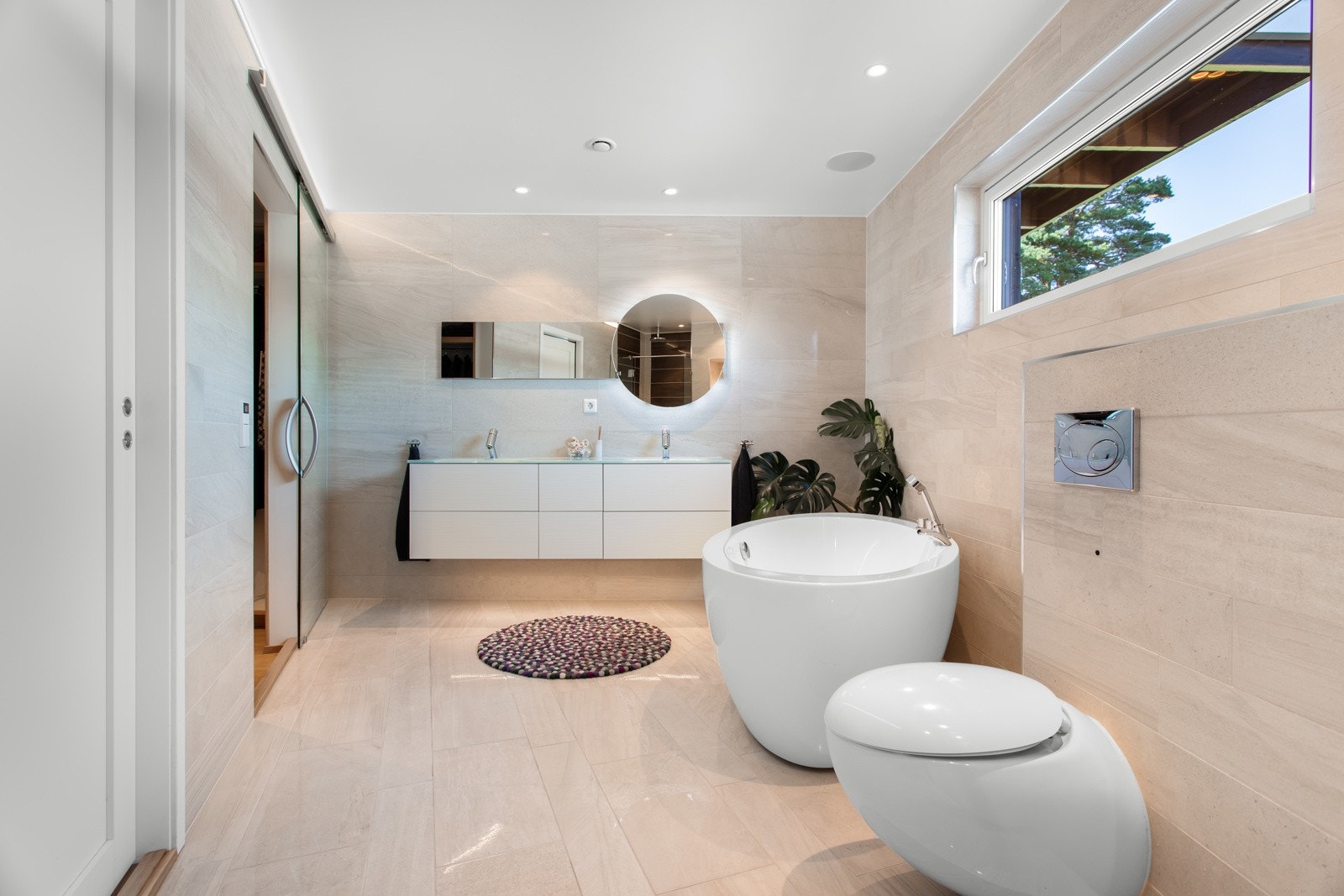 Hotellfølelsen hjemm: Privat avdeling med dette badet, walk-in-closet og hovedsoverom. Lekkert, meget romslig og eksklusivt bad med delikate fliser. Galleribilde
