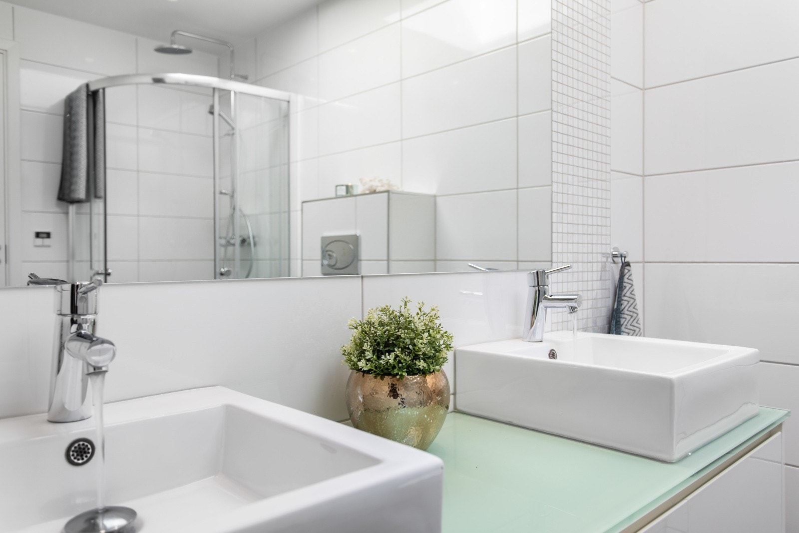 Innredet med baderomsinnredning med dobbel vask, toalett og dusjnisje. Galleribilde