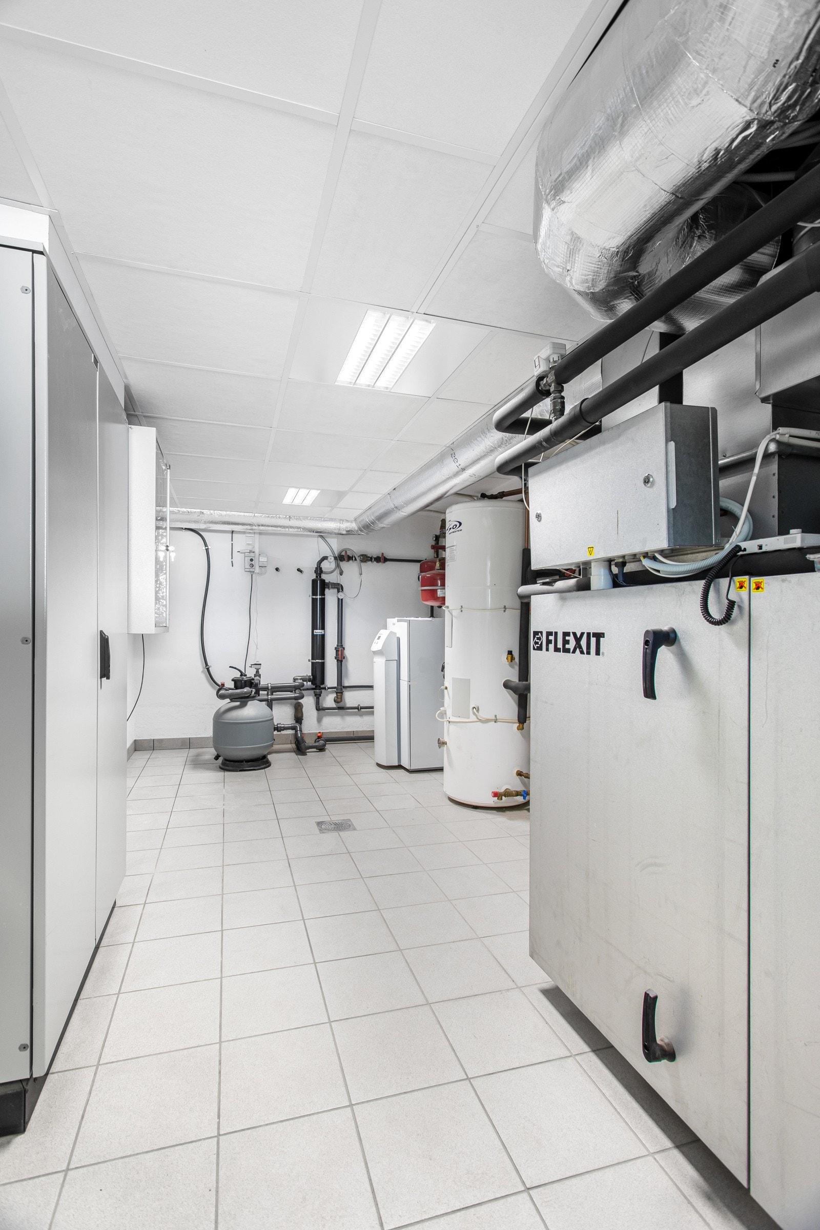Teknisk rom med 2 borrehull og et overdimensjonert ventilasjonsanlegg. Galleribilde