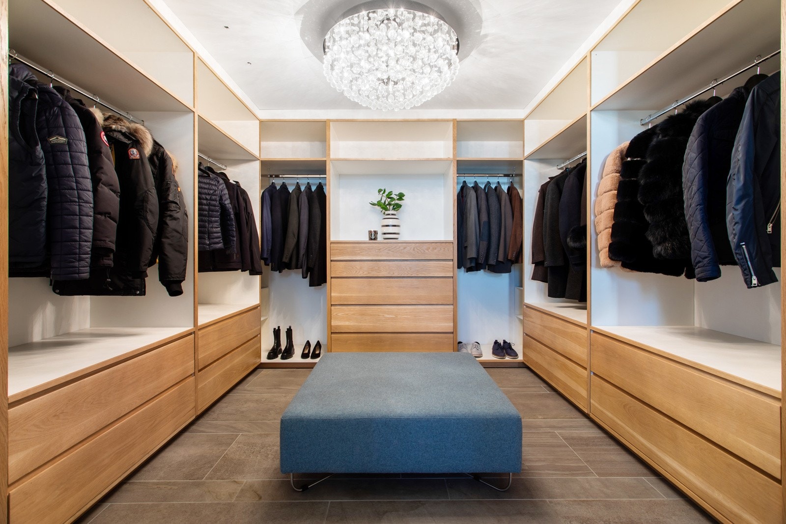 Stor garderobe med masse plass til klær og sko Galleribilde