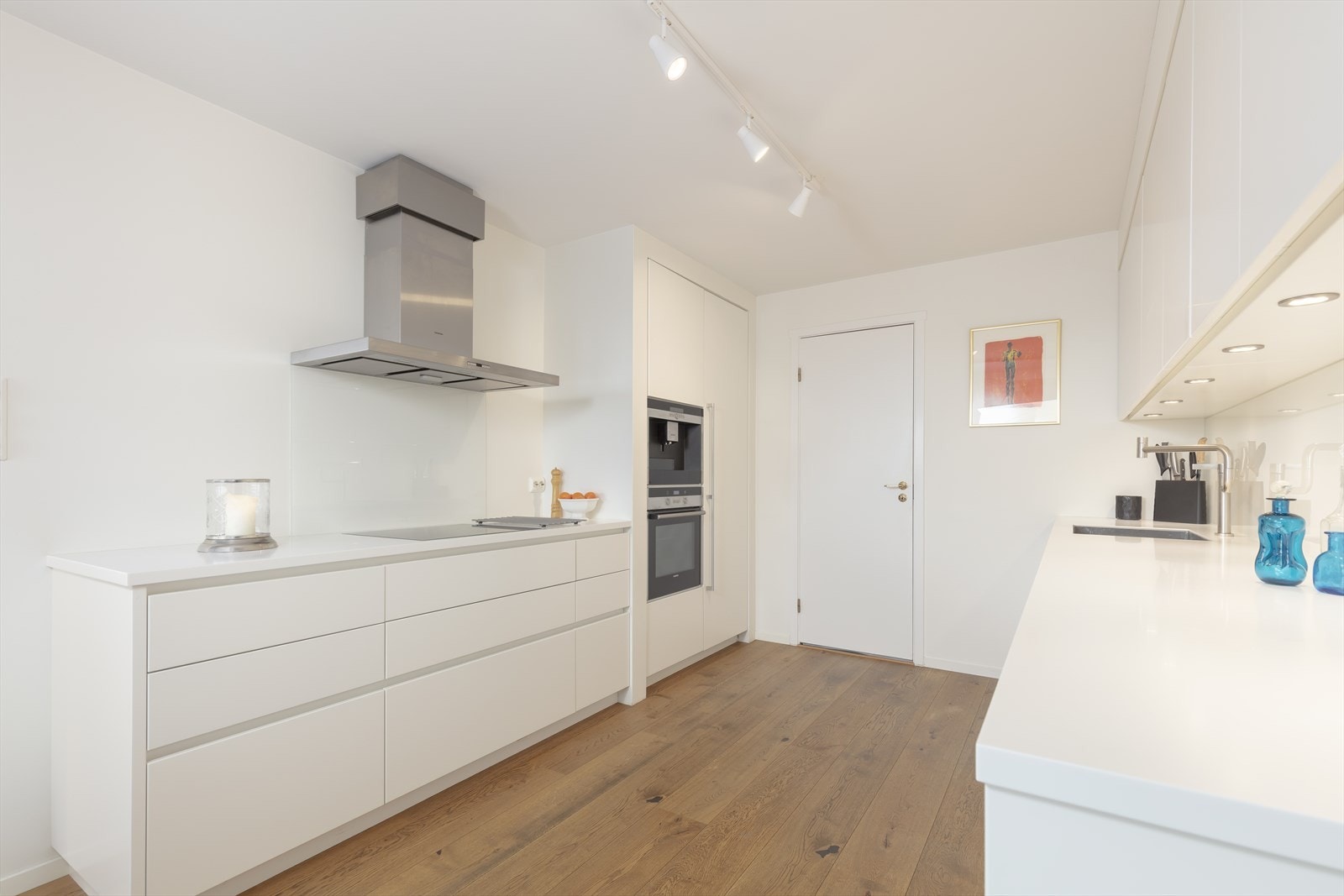 Moderne, åpen kjøkkenløsning / Modern and open kitchen Galleribilde