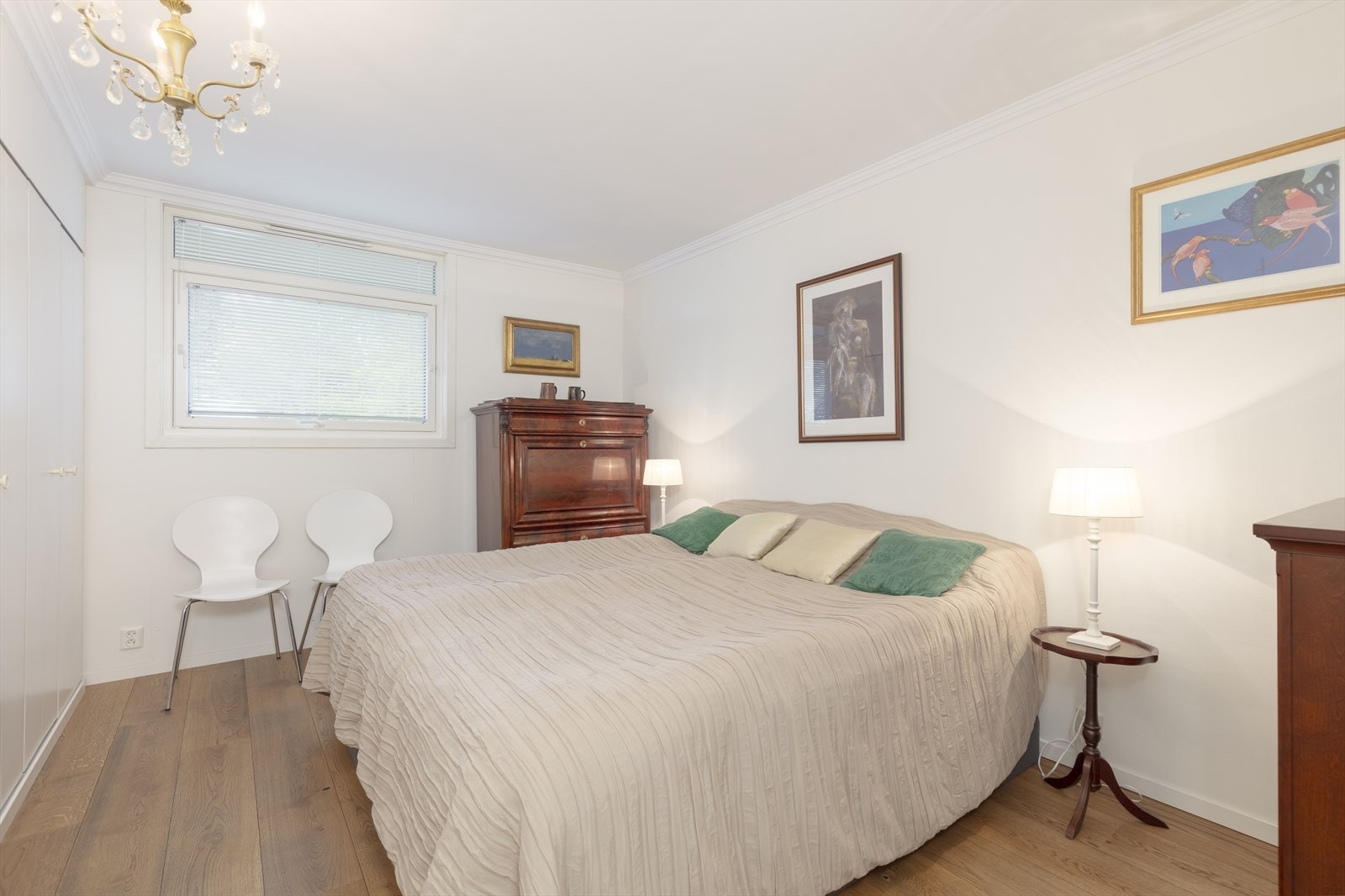 Hovedsoverom med tilhørende bad / Master bedroom with bathroom ensuite Galleribilde