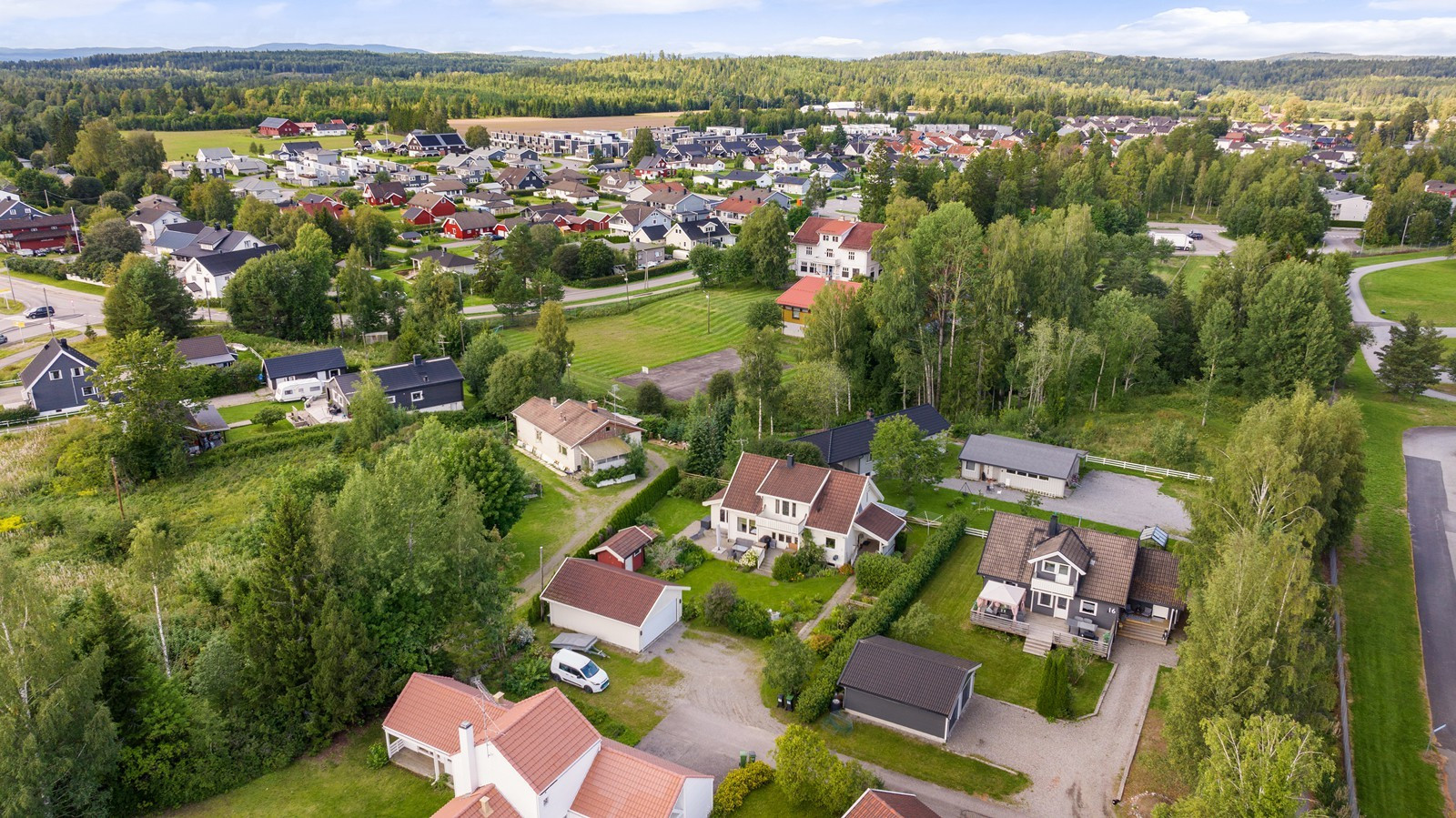 Familiebolig beliggende innerst i blindveg- nærhet til skole- 5 sov.- garasje- nyere kjøkken- 7 min. til Jessheim.