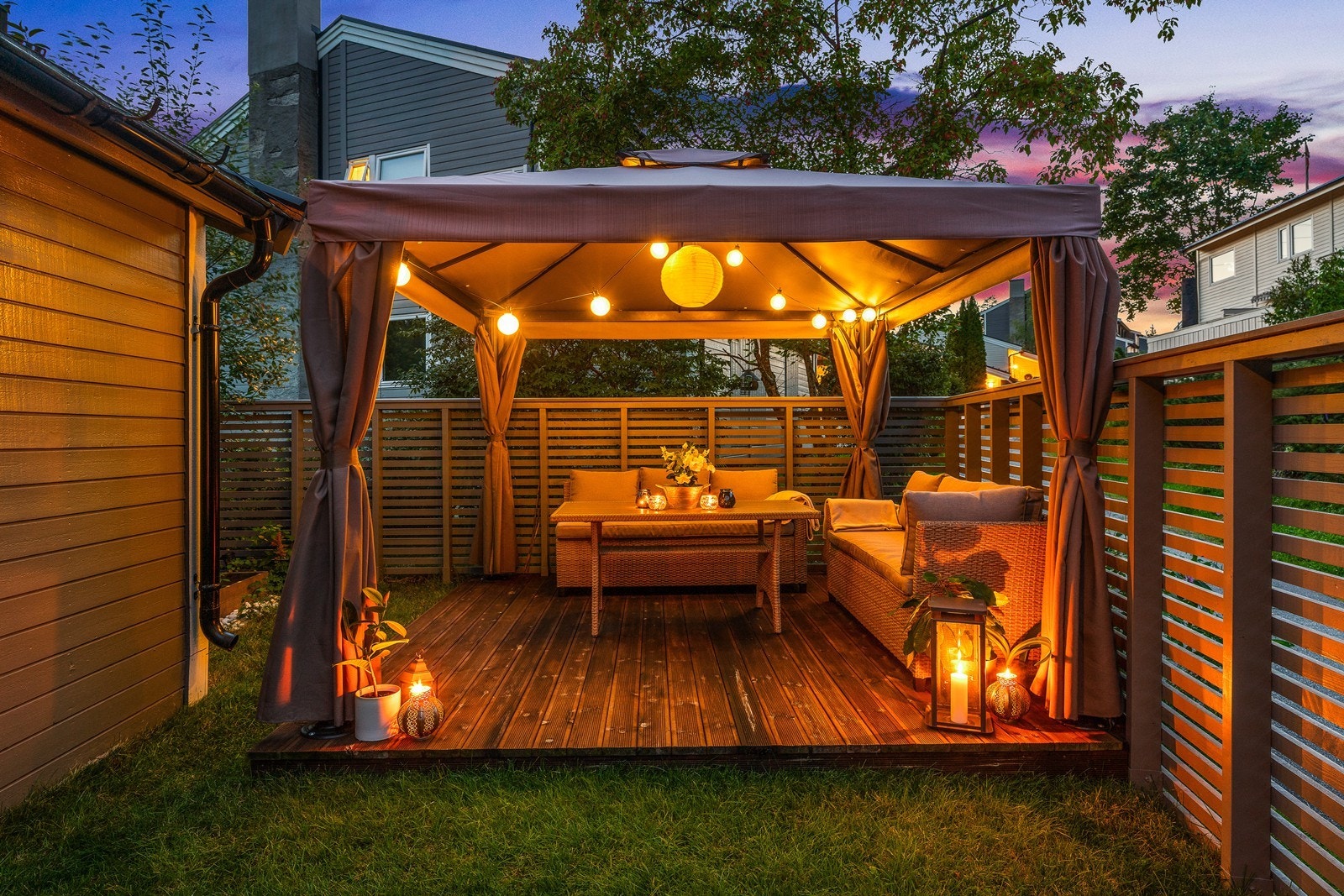 Leiligheten disponerer denne herlige hagen på fremsiden av bygget. Hvor det er etablert en skjermet og trivelig paviljong. Galleribilde