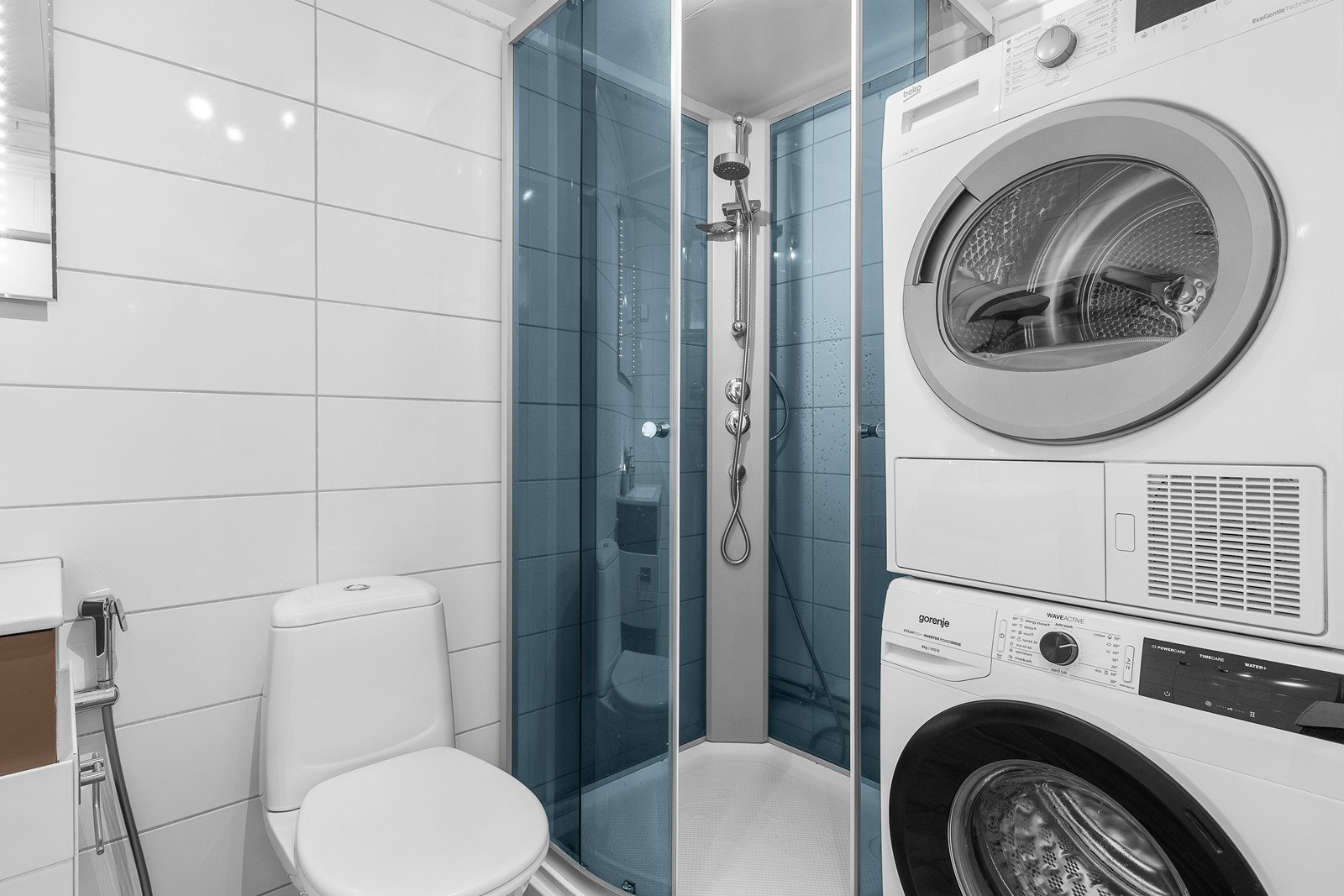 Det er også montert høyskap i stil med servantinnredningen. Badet har lunende varmekabler i gulvet. Galleribilde