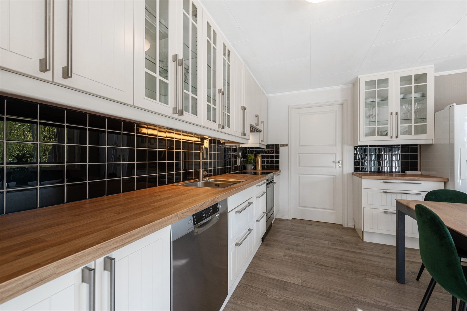 I innredningen er det opplegg og plass til komfyr, oppvaskmaskin og frittstående kjøleskap. Galleribilde
